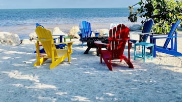 In Strandnähe, Liegestühle, Strandtücher