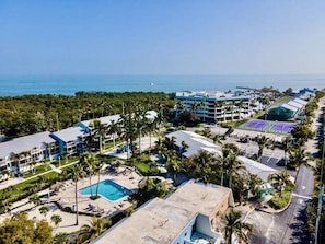 Una piscina al aire libre, una piscina climatizada
