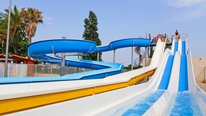 Un parque acuático con varias toboganes de agua y una zona de piscina.