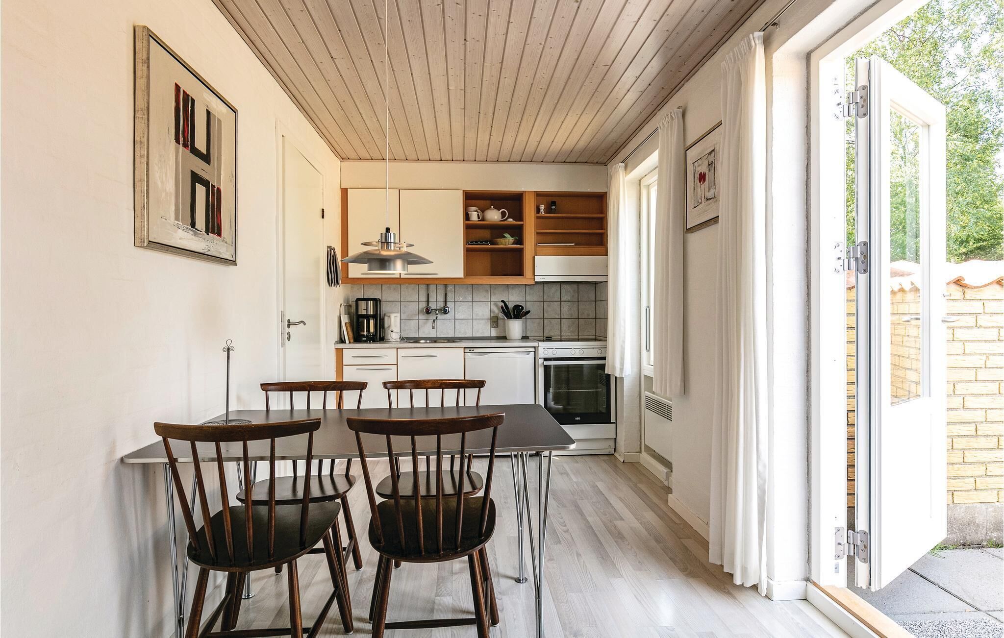 Kjøleskap, kokeplater og kaffetrakter/tekoker