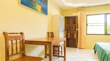 Peralatan tempat tidur premium, peti besi dalam bilik, meja