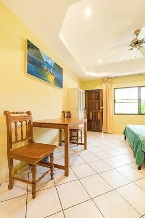 高級寢具、房內夾萬、書桌、手提電腦工作空間