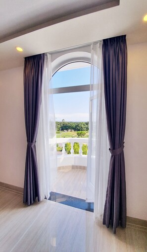 Minibar, escritorio, cortinas blackout y sistema de insonorización 