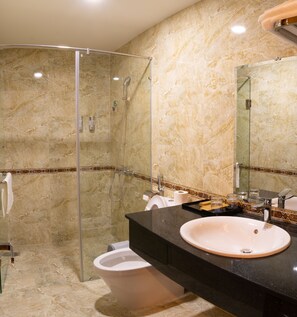 Shower, free toiletries, hair dryer, slippers - Hong Mai 2 Hotel (Cam Lam)