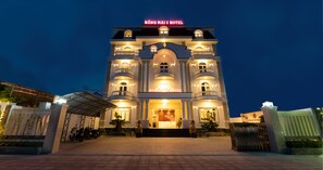 Boendets fasad - kväll/natt