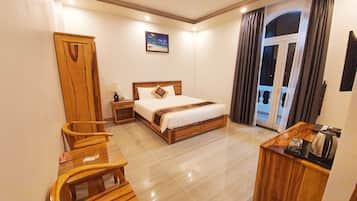 Habitación doble Deluxe, balcón | Minibar, escritorio, cortinas blackout y insonorización