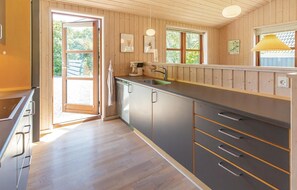 Jääkaappi, liesi, astianpesukone, kahvin-/teenkeitin