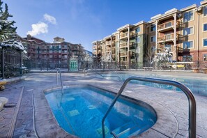 Inomhuspool och utomhuspool