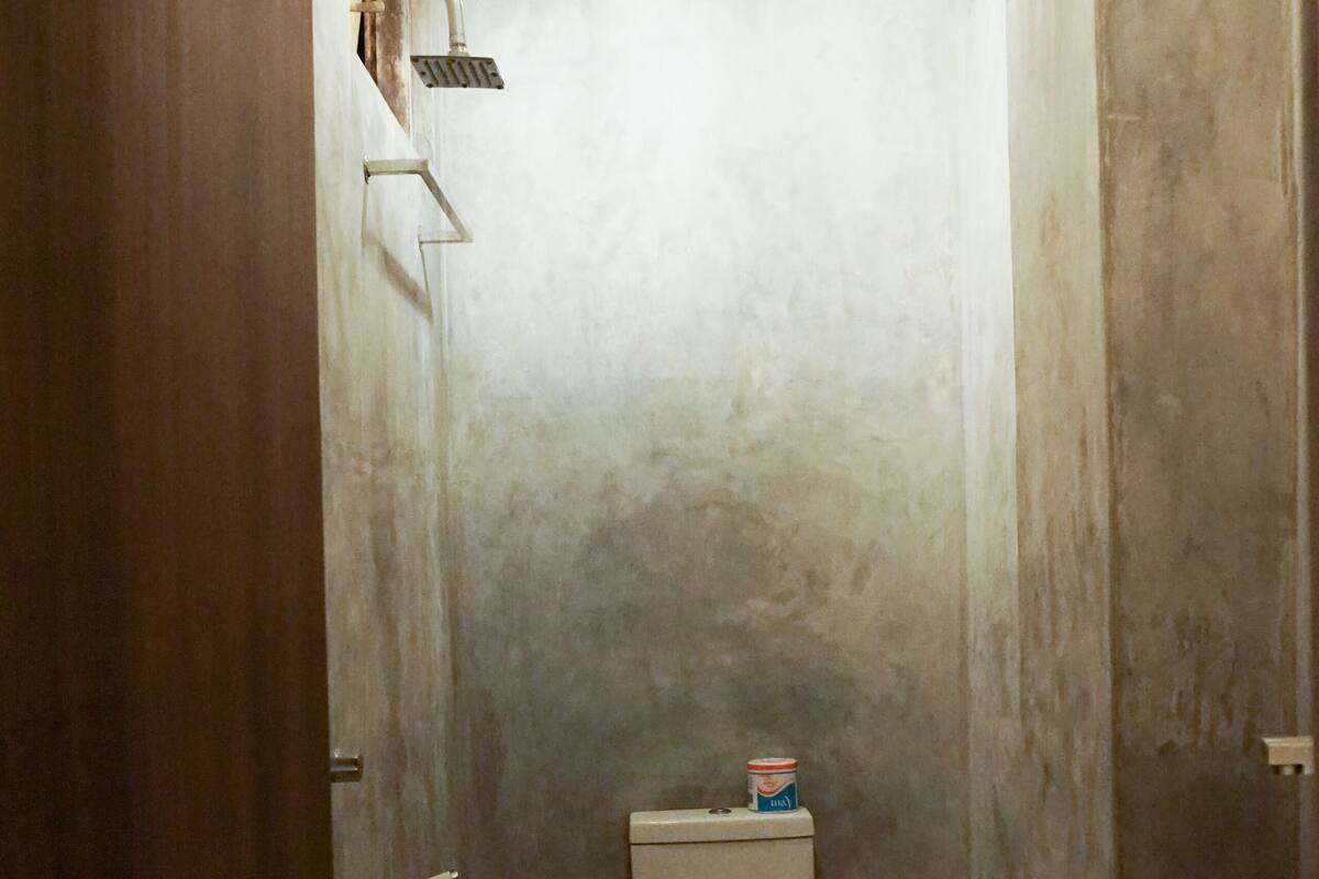 Standard Shared Dormitory | Bathroom | Shower, rainfall showerhead, towels