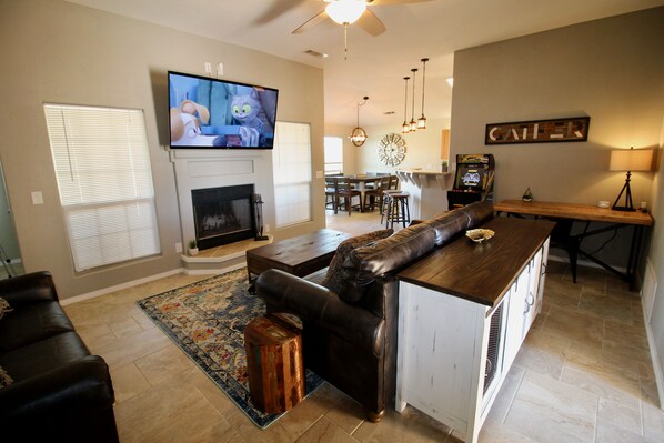 Smart TV, video games - Fun New Family Extravaganza Sleeps 10 & King Beds (Carlsbad)