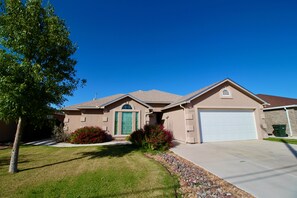 Exterior - Fun New Family Extravaganza Sleeps 10 & King Beds (Carlsbad)