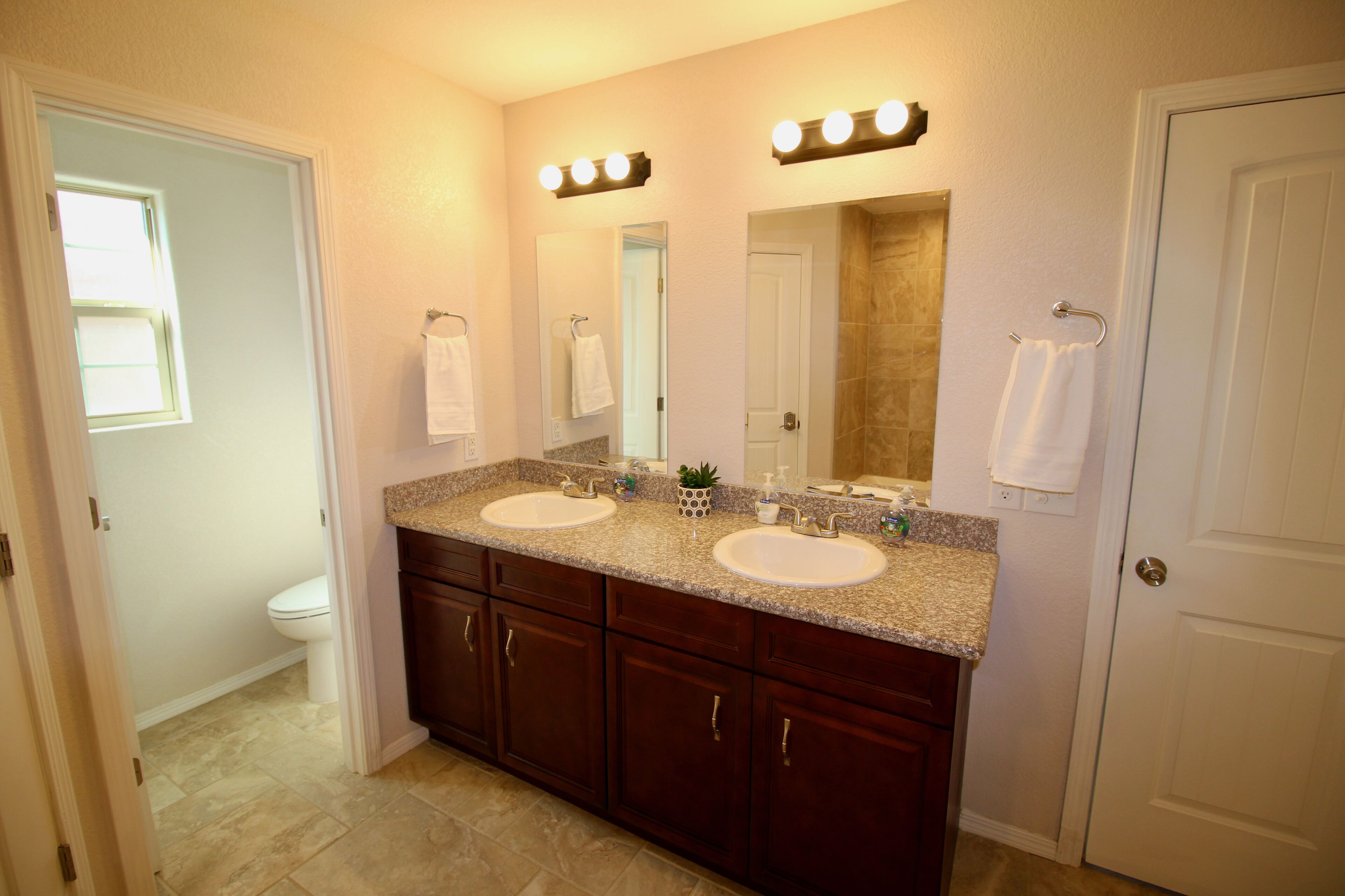 Fun New Family Extravaganza Sleeps 10 & King Beds