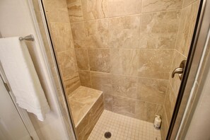 Ensemble douche/baignoire, serviettes fournies, savon, shampoing