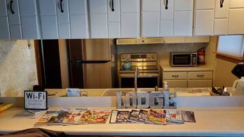 Refrigerador, microondas, horno, placa de cocina