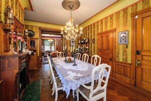 Café da manhã completo grátis todos os dias