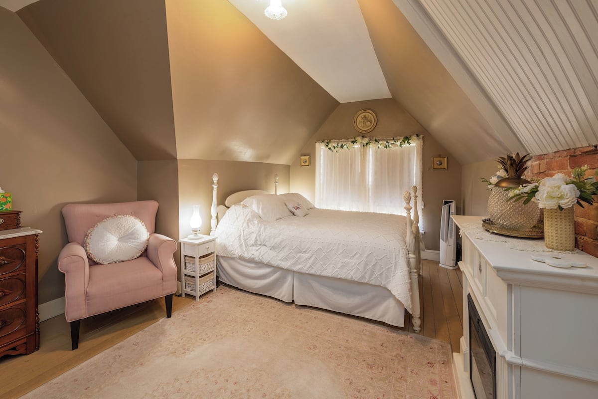 Room (Pineapple) | Premium bedding, individually decorated, individually furnished