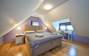 2 bedrooms, travel cot, free WiFi, bed sheets