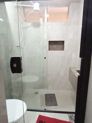 Dusche, Handtücher, Toilettenpapier