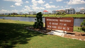 Un panneau indiquant la voie navigable Intracoastal et donnant les indications pour se rendre à Miami et à New York.