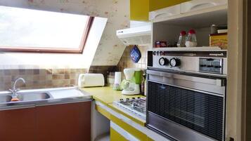 Fridge, microwave, stovetop, coffee/tea maker