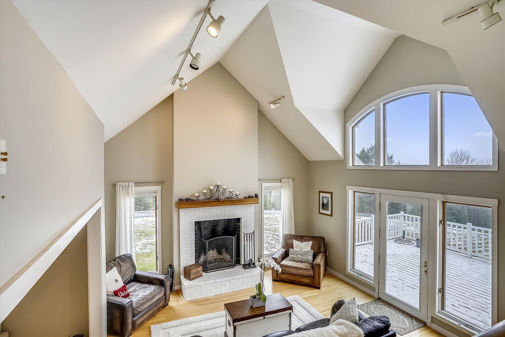 North Hill Estate - Private family retreat with hot tub and views!