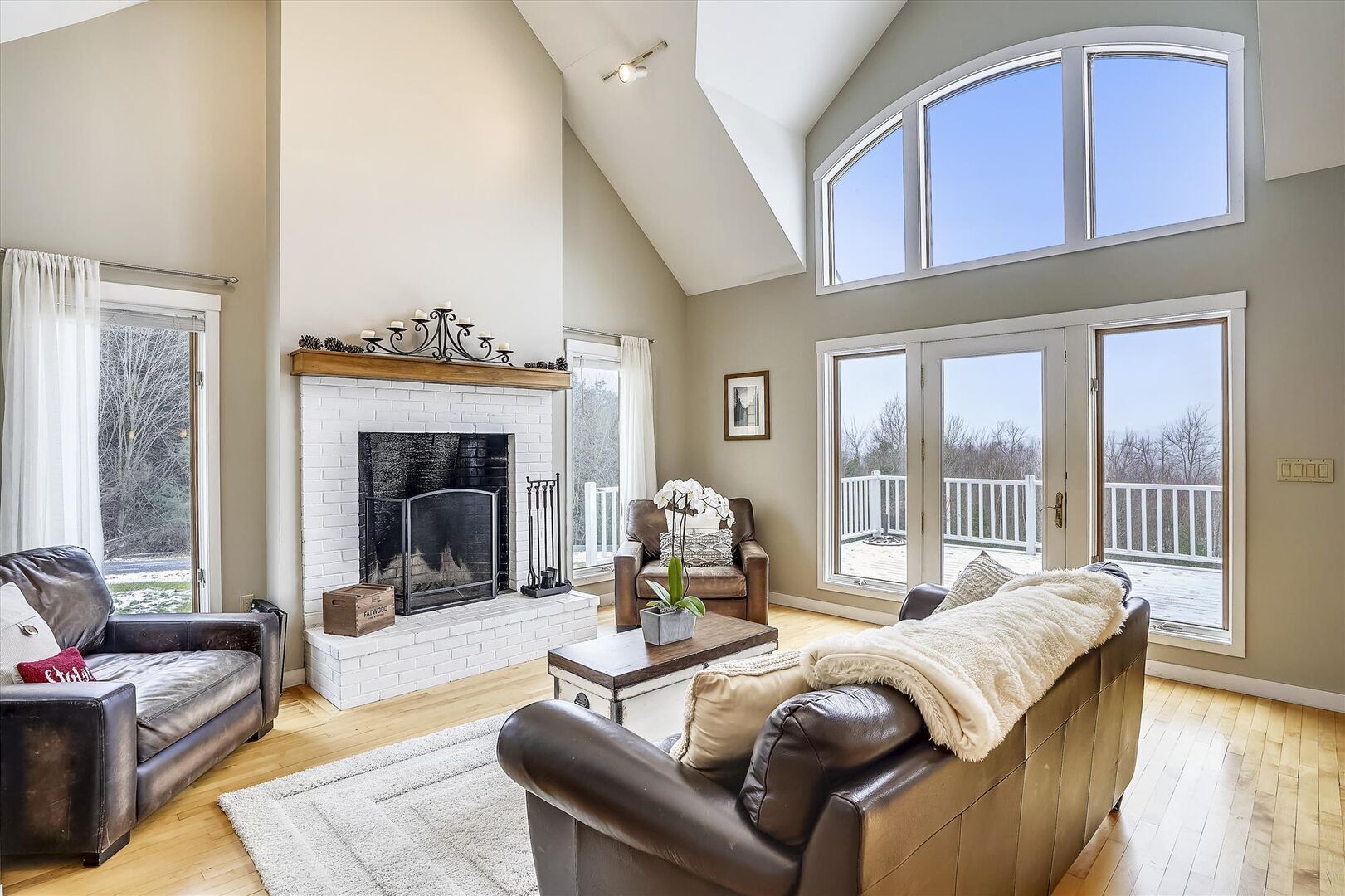 North Hill Estate - Private family retreat with hot tub and views!