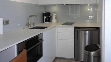 KĂŒhlschrank, Mikrowelle, Herdplatte, Wasserkocher mit Kaffee-/Teezubehör