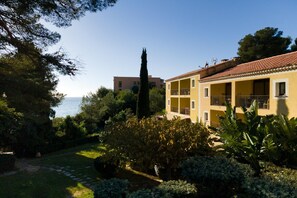 Exterior - Apartment in Saint-Tropez with Beach Access (Rayol-Canadel-sur-Mer)