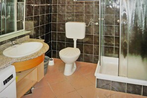 Dusche, Bidet, Handtücher