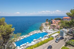 Piscina coperta, lettini