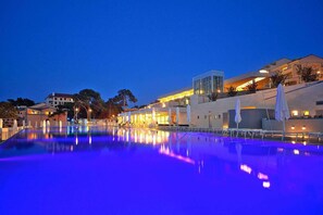 Piscina coperta, lettini
