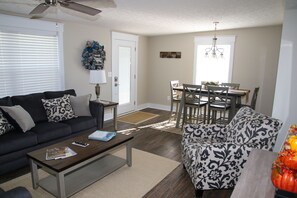 Smart TV, DVD player - Gray's Landing- NEWLY Renovated / 1.8 miles to the ARK! (Williamstown)