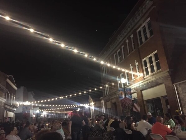 Outdoor dining - Gray's Landing- NEWLY Renovated / 1.8 miles to the ARK! (Williamstown)