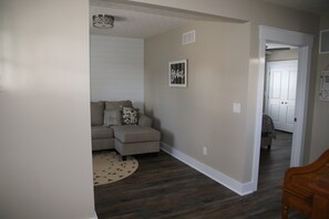 Interior - Gray's Landing- NEWLY Renovated / 1.8 miles to the ARK! (Williamstown)