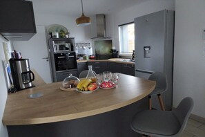 Kylskåp, mikrovågsugn, ugn och spishäll