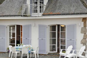 Outdoor dining - Holiday Home in Carnac near Sandy Beach (Carnac)