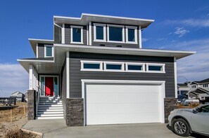 Exterior - Welcome to the WolfeDen! (Lethbridge)