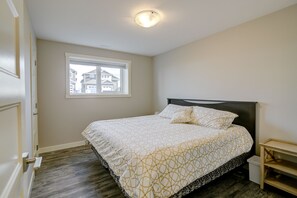2 bedrooms, memory-foam beds, iron/ironing board, free WiFi - Welcome to the WolfeDen! (Lethbridge)