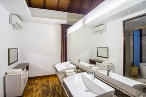 Ensemble douche/baignoire, sĂšche-cheveux, serviettes fournies, savon