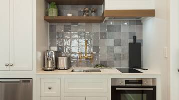 Refrigerador, microondas, horno y parrilla de estufa