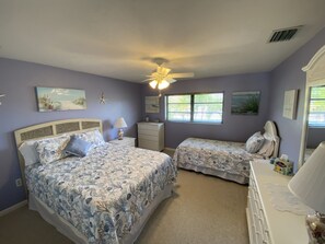 2 bedrooms, desk, iron/ironing board, free WiFi - Peace of Paradise- Inch Beach membership, private pool, beach views from porch! (Key Colony Beach)