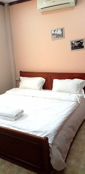 Individually decorated, individually furnished, desk, iron/ironing board - Green Land Hotel (Vientiane)