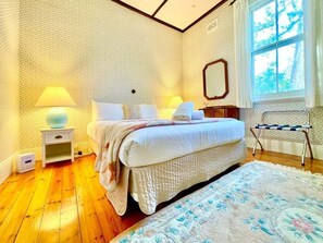 4 bedrooms, iron/ironing board, free WiFi, bed sheets