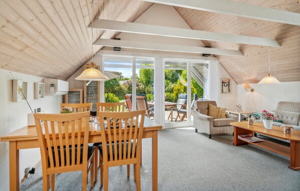 تلفزيون، مدفأة، مشغل دي في دي