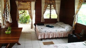 A room with a bed, a desk, and a ceiling fan. - Pension Chez Glorine (Rangiroa)