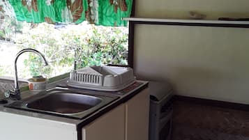 Bungalow | Private kitchenette | Microwave, oven, stovetop, cookware/dishes/utensils
