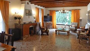 Een smart-tv en een open haard