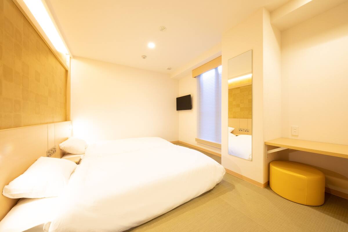 Twin Room | In-room safe, WiFi (free), bed sheets