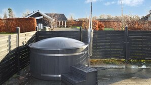 Suuri, sylinterinmuotoinen vesiaihe, jonka luo johtaa metallinen portaikko. Sen ympärillä on puinen aita ja päällystetty kävelyreitti.