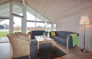 Téléviseur, foyer, lecteur de DVD, table de ping-pong